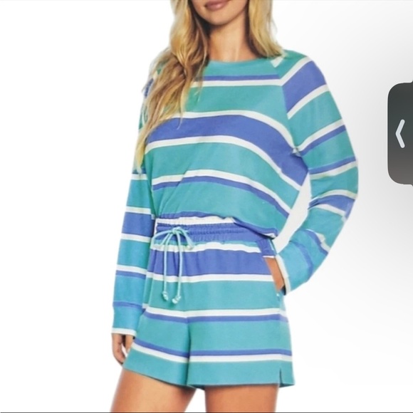 Wildfox Tops - WILDFOX Loungewear Sweatshirt Boxy Fit. S